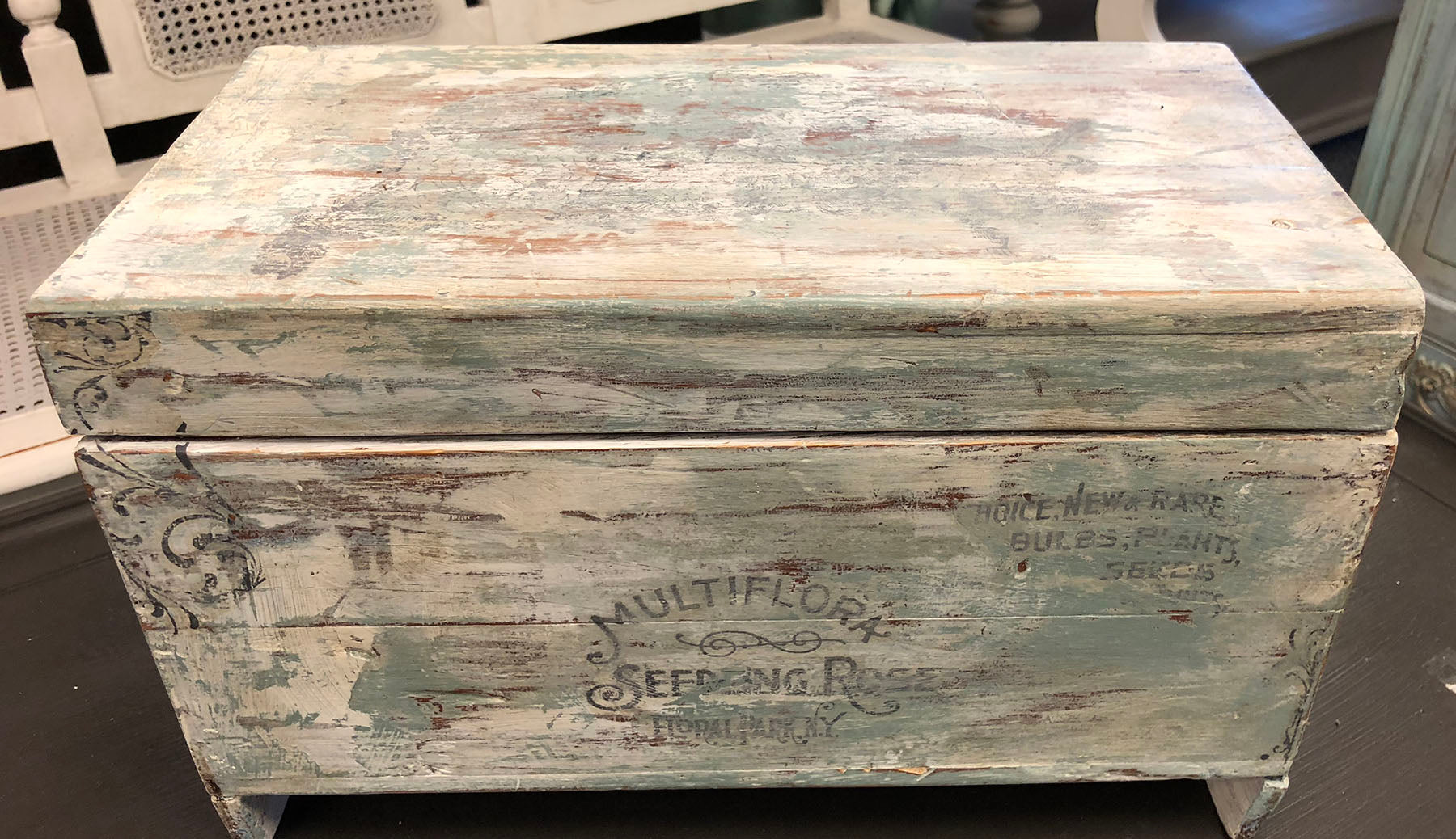 Tutorial: 7 Easy Steps to Creating a Great Chippy Finish Using a Wax Resist