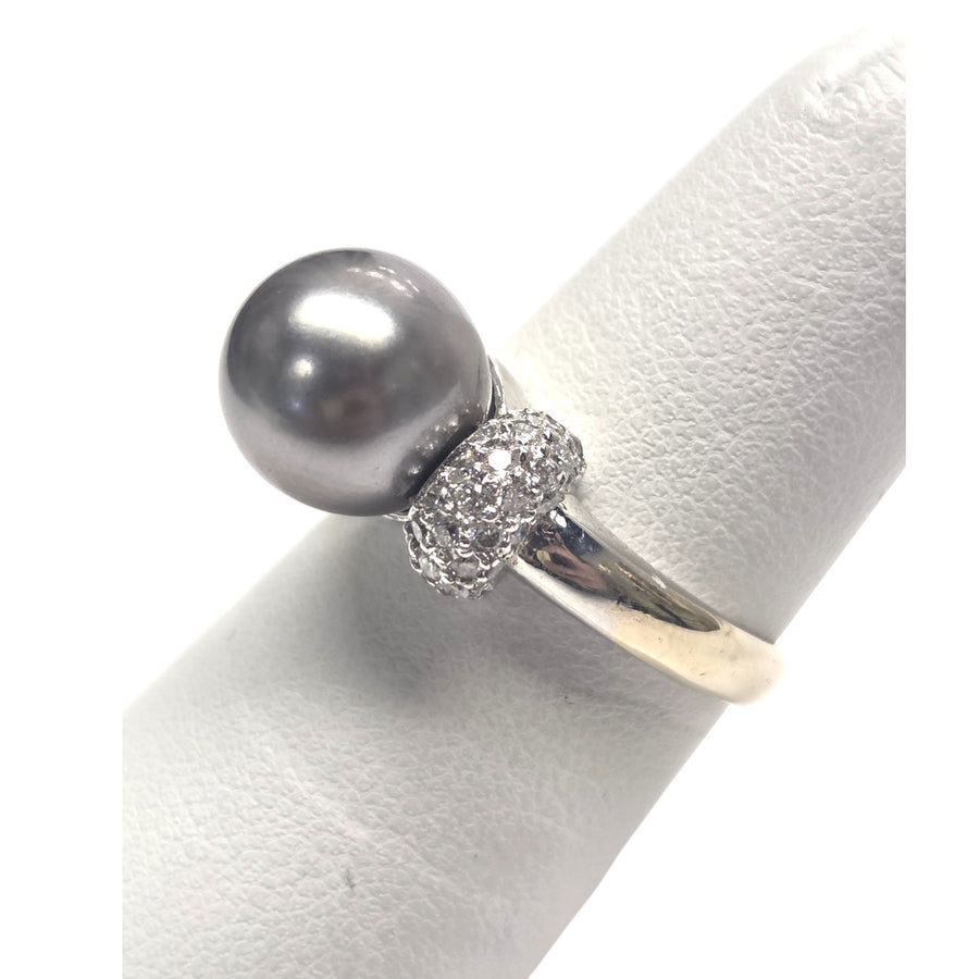 14 kt WHITE GOLD BLACK TAHITIAN PEARL AND DIAMOND RING