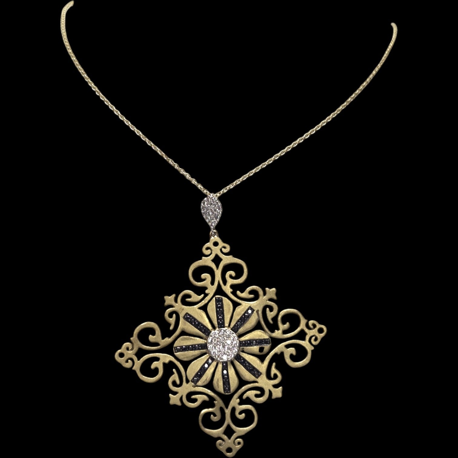 PENDENT NECKLACE WITH BLACK AND WHITE DIAMONDS