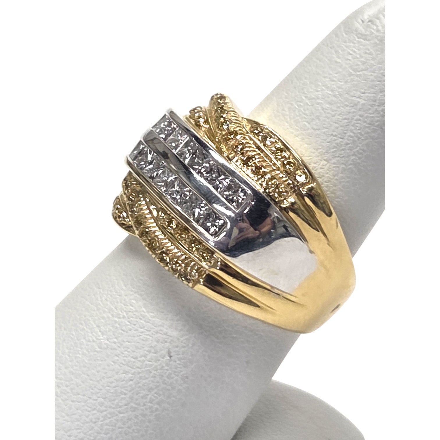 DIAMOND AND YELLOW SAPPHIRE 18K RING