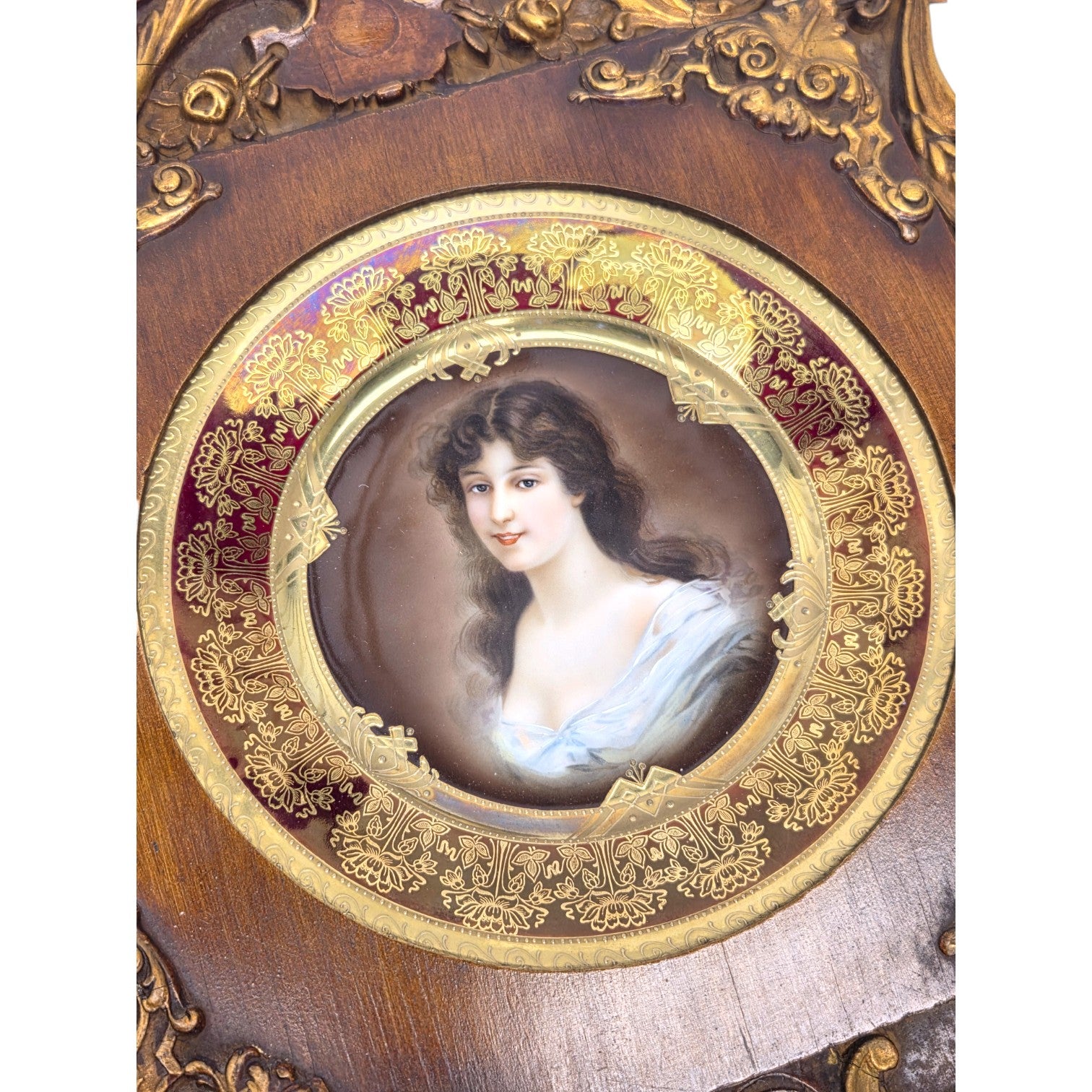 ROYAL VIENNA AMOROSA PORTRAIT PLATE IN CARVED WOOD FRAME