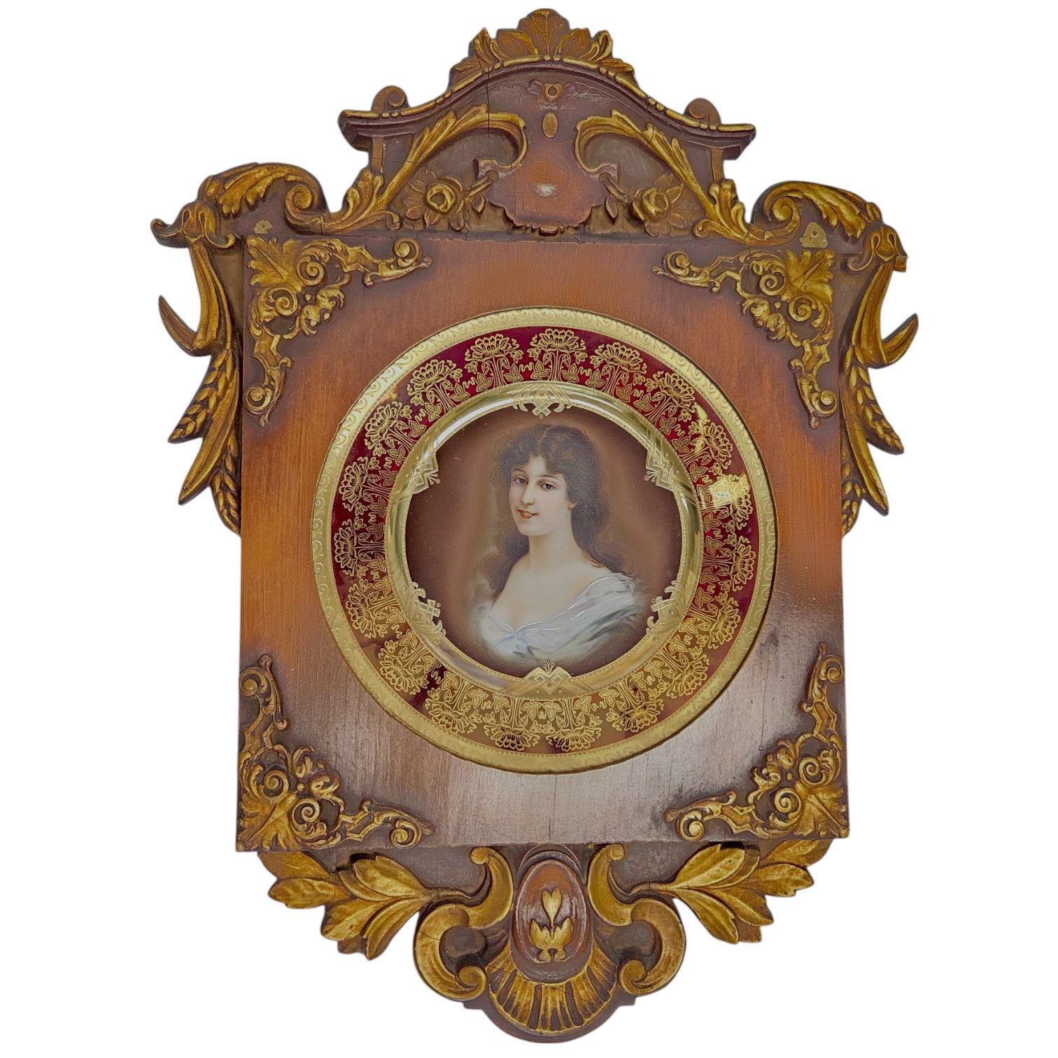 ROYAL VIENNA AMOROSA PORTRAIT PLATE IN CARVED WOOD FRAME